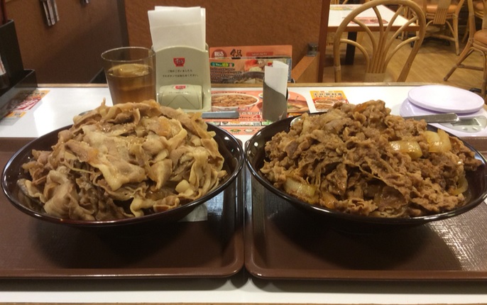 すき家足利南大町店キング豚丼牛丼キング総重量2.5kg5900kcal2個食い