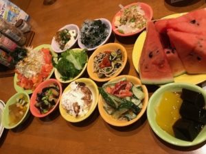 ブロンコビリー上尾夏シーズンのサラダバー西瓜入り盛り付け