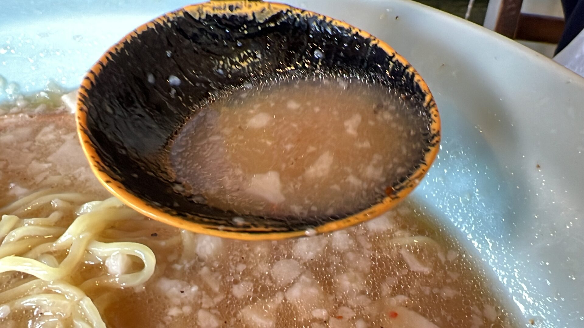 ニューラーメンショップ桶川豆板醤ニンニク味変後のスーパーチャーシューメンスープ