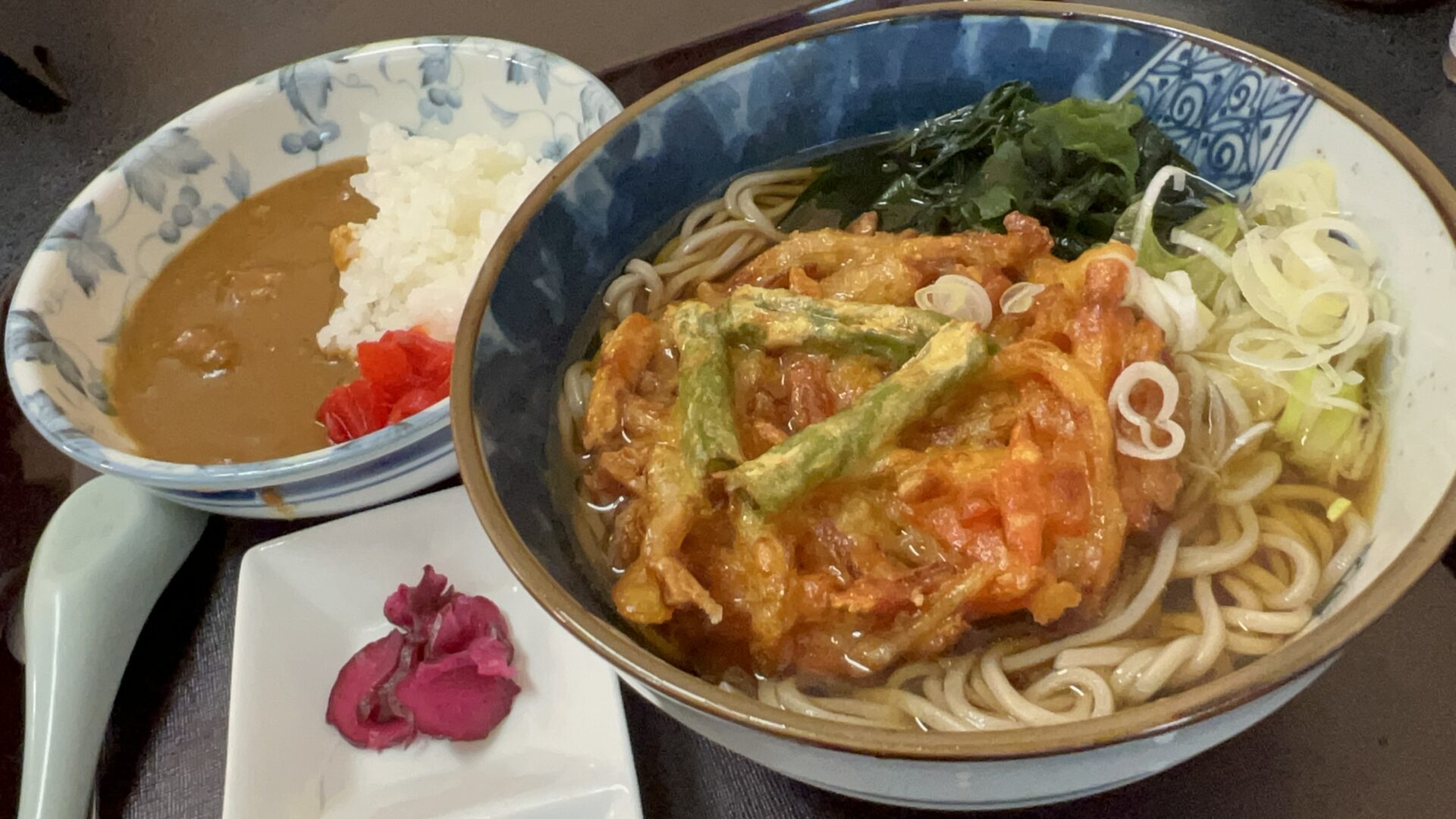 伊勢崎市もつ煮ショップ天ぷらそばミニカレーセット