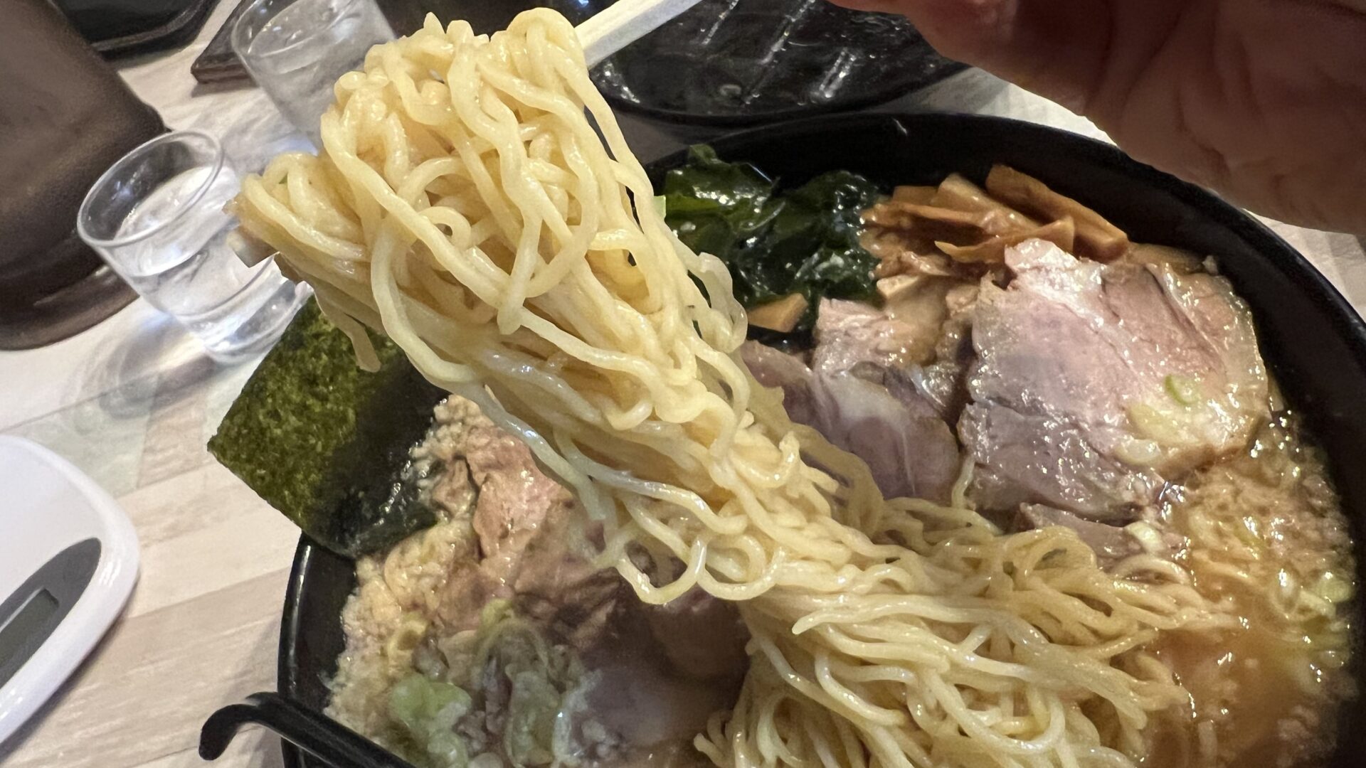 東松山市五代目蝦夷チャーシューメン麺リフト