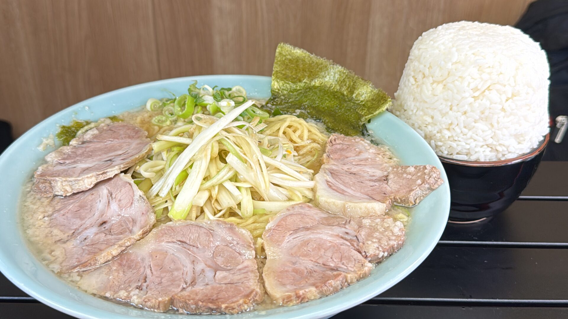 ラーメンショップ太郎坂戸店美人女将が切盛りネギチャーシューメン大盛てんこ盛ライス